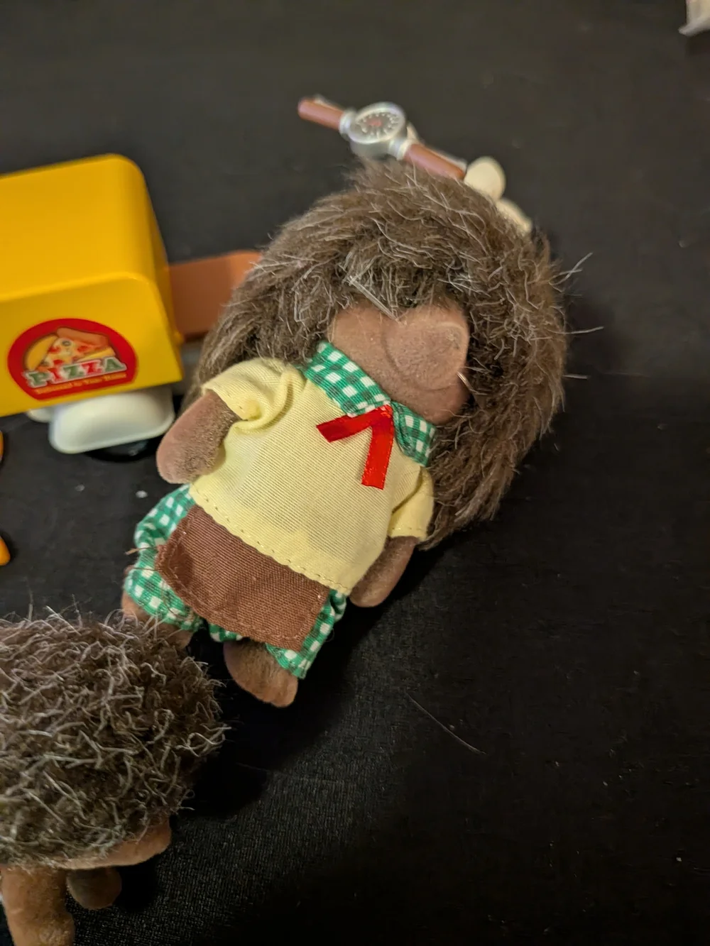 Sylvanian Family Calico Critters hedgehog And Baby Pizza Moped Mini Pizza Slices